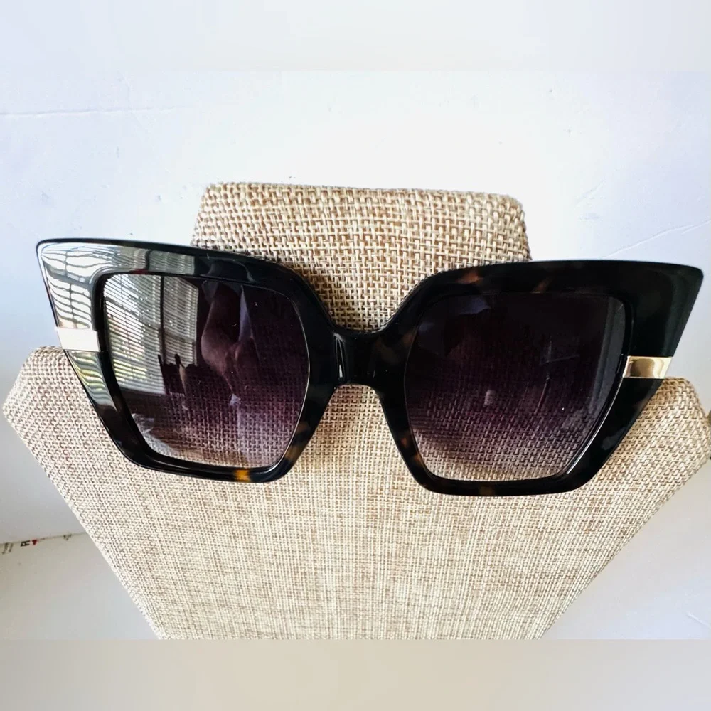 NEW IN BOX!! Quay Notorious Sunglasses in Tortoise - Picture 7 of 16